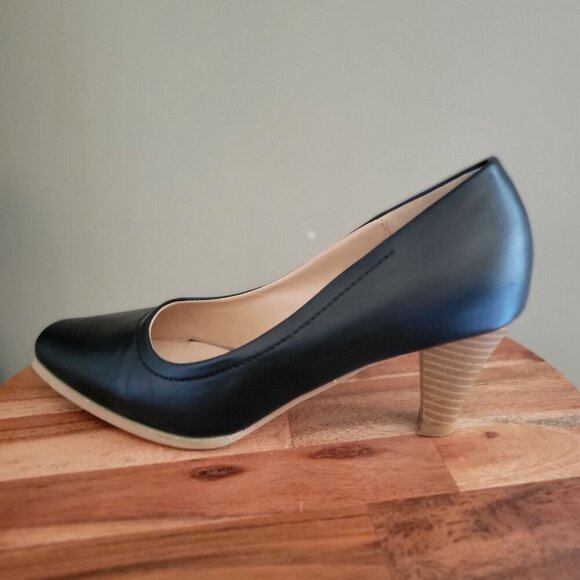 Journee Collection Women's 'Lucy' Classic Stacked Heel Pumps - 8.5 - Picture 4 of 8